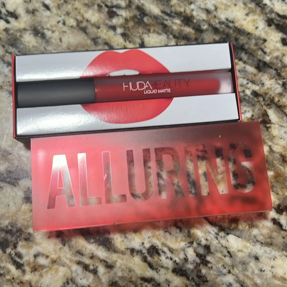 ♣️🌙Huda Beauty Alluring Liquid Matte Lipstick